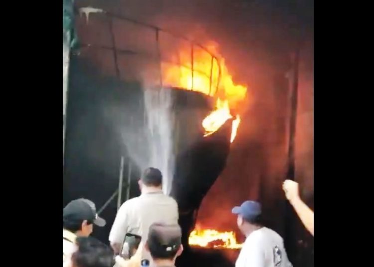 (VÍDEO) Fuego consume yate en Costa del Sol