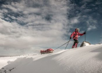 Dos hombres llevan dos meses compitiendo por cruzar la Antártida esquiando