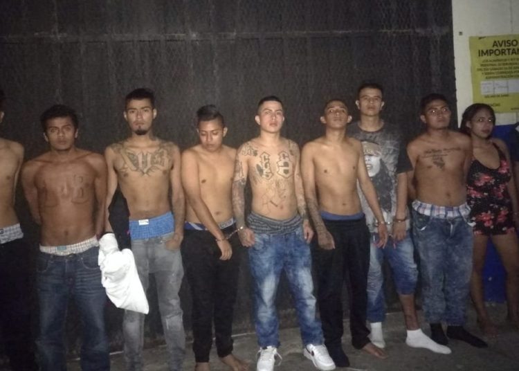 Capturan a pandilleros que celebraban fiesta navideña en un bar de la colonia Miramonte