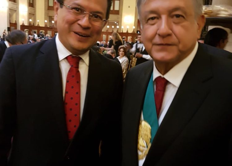 Hugo Martínez asiste a toma de posesión del nuevo presidente de México