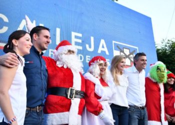 Muyshondt y Calleja reciben la navidad junto a «Santa» y el «Grinch»