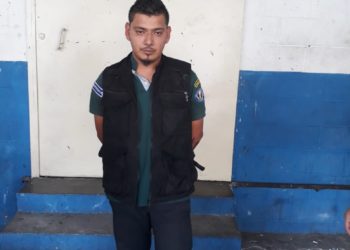 Capturan a vigilante que cobraba extorsión a comerciantes en San Salvador