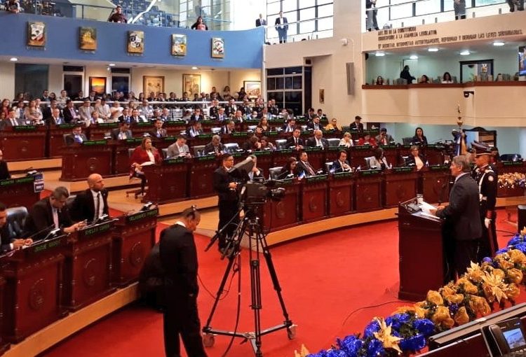 Diputados conmemoran el 35 aniversario de la Constitución