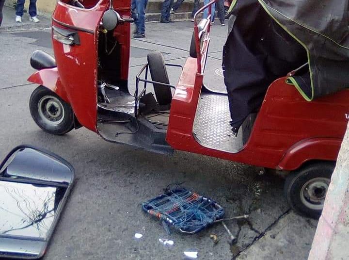 Mujer de 92 años e hija de 73 resultan lesionadas tras accidente de mototaxi en Cojutepeque