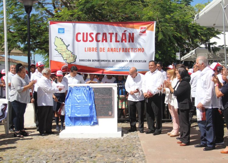 Gobierno declara al departamento de Cuscatlán libre de analfabetismo