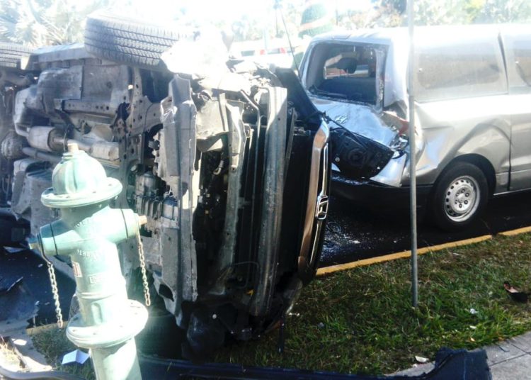 [VÍDEO]: Ebria agrede a policía que la auxilió después de haber volcado con el auto en el Paseo Escalón