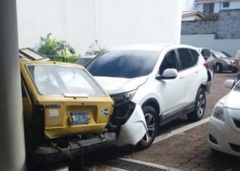 (VIDEO) Mujer pierde el control en autobanco y choca contra cuatro carros en Santa Elena