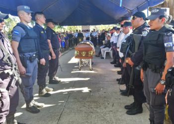 Con honores despiden a dos agentes que fueron asesinados en Cabañas