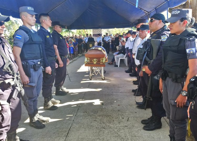 Con honores despiden a dos agentes que fueron asesinados en Cabañas