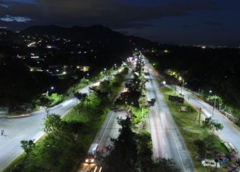 Iluminan primeros 12 kilómetros de Autopista a Comalapa