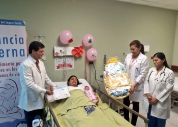 Entregan bono a madre del primer bebé de la Navidad