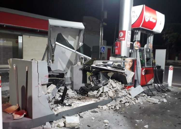 [VÍDEO] Momento exacto cuando borracho choca contra gasolinera en Lourdes