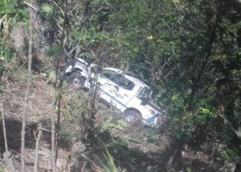 Por “falla” de frenos patrulla de la PNC termina en un barranco