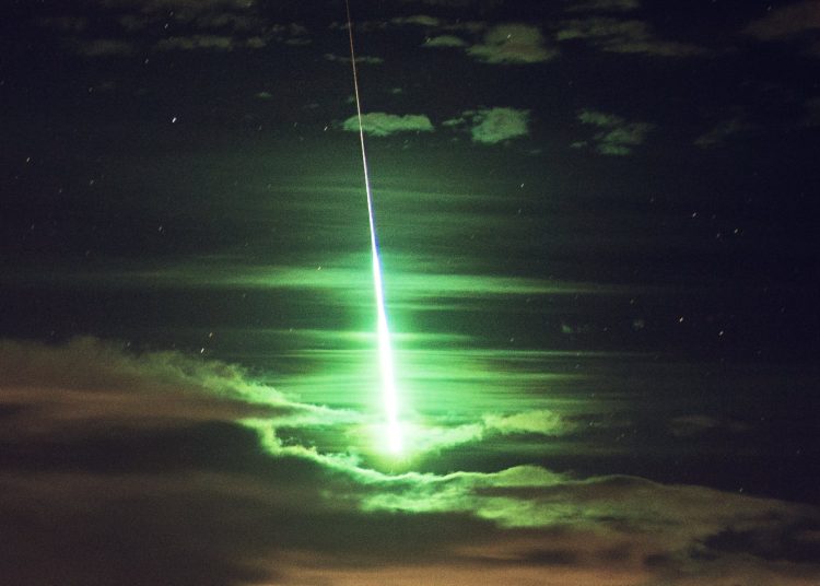 Un cometa y bolas de fuego verdes se verán en el cielo en los próximos días