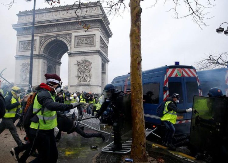 París se convierte en un ‘campo de batalla’ en las protestas de los ‘chalecos amarillos’
