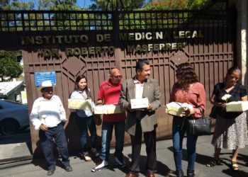 Después de 37 años, familiares reciben restos de seis víctimas de la masacre El Mozote