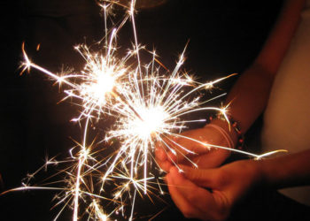 Niña de dos años se quema un ojo con una estrellita