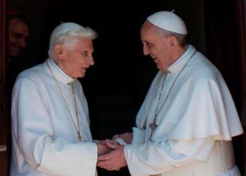El papa Francisco visita a Benedicto XVI para saludarlo por Navidad