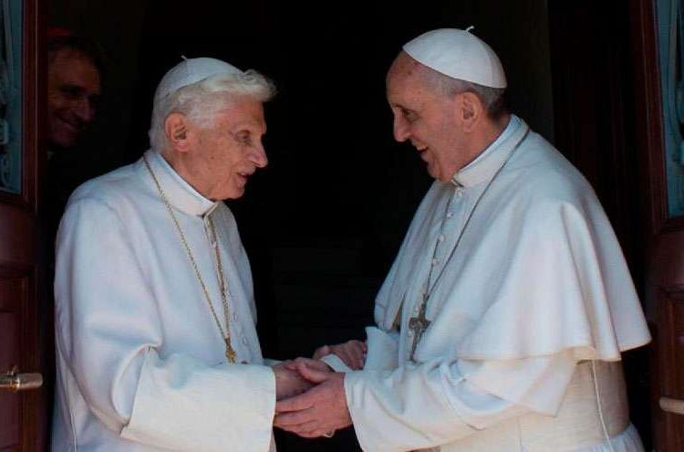 El papa Francisco visita a Benedicto XVI para saludarlo por Navidad