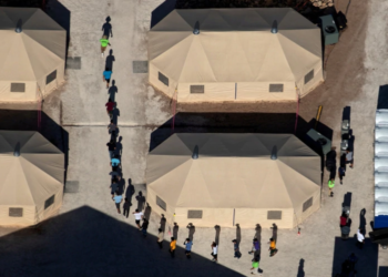 EE.UU. informa que realizará controles médicos a los niños migrantes en custodia