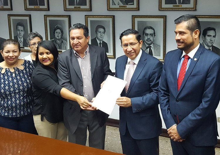 Ejecutivo entrega a Asamblea Legislativa un decreto para transferir terreno a comunidad El Espino