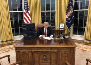 Trump se queja en víspera de Navidad por estar «solo en la Casa Blanca»