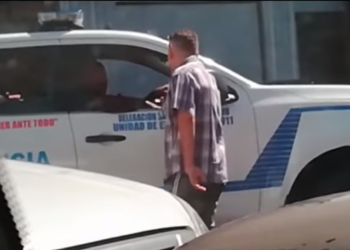 (VIDEO) Policías son captados realizando una transacción sospechosa en la Tutunichapa