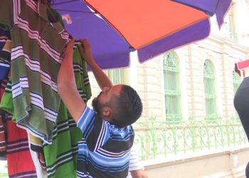 Vendedores de ropa lamentan poca actividad comercial previo a las fiestas de fin de año