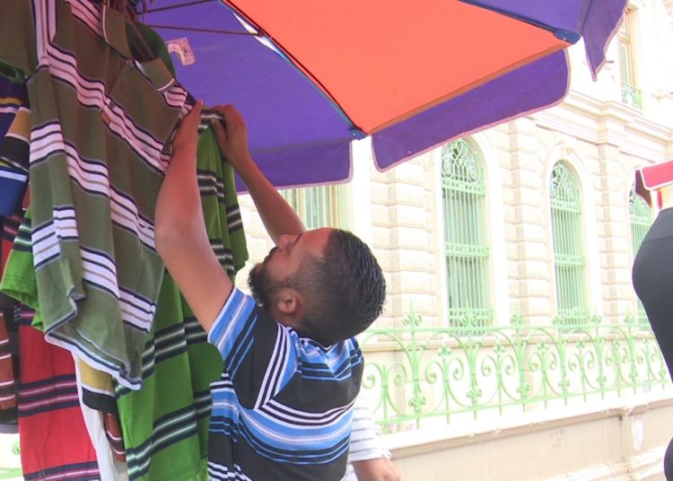 Vendedores de ropa lamentan poca actividad comercial previo a las fiestas de fin de año