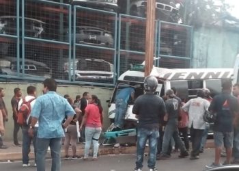Microbús de la ruta 100 cargado de pasajeros choca contra muro sobre Bulevar Venezuela