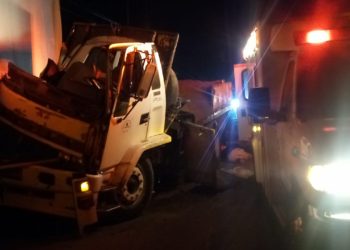 Socorristas rescatan a hombre atrapado en cabina de camión arenero