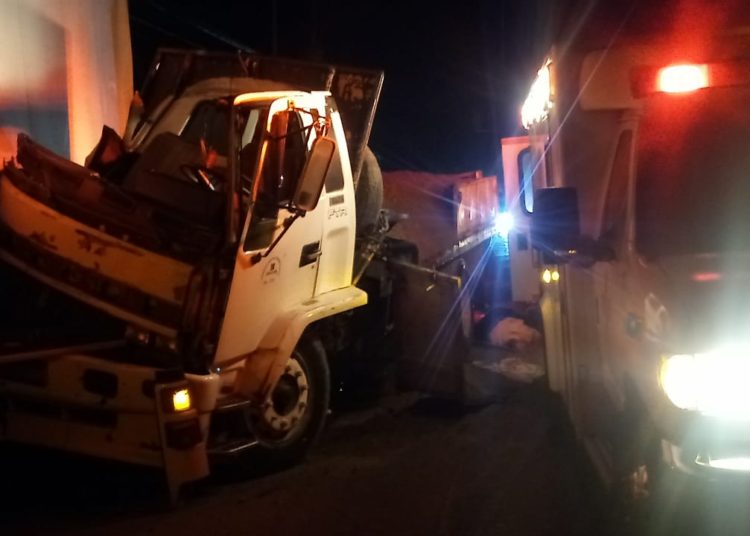 Socorristas rescatan a hombre atrapado en cabina de camión arenero