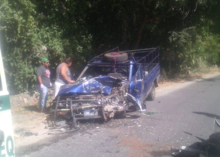 Conducía y hablaba por teléfono, resultado: 6 lesionados en aparatoso accidente en calle al Teleférico
