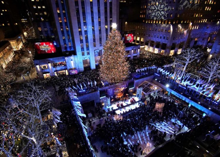 Encienden el árbol navideño del Rockefeller Center de Nueva York