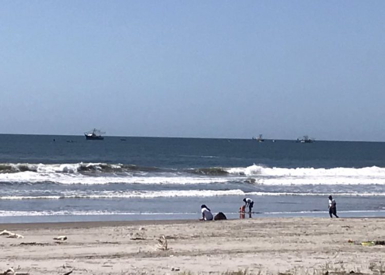 Embajador de Gran Bretaña denuncia que barcos pescan cerca de la playa de Costa del Sol