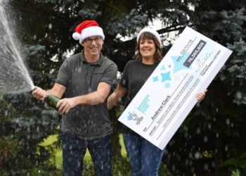 El hombre que casi pierde un boleto de loteria premiado con 100 millones de dólares en su camioneta