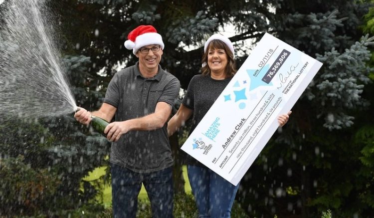 El hombre que casi pierde un boleto de loteria premiado con 100 millones de dólares en su camioneta