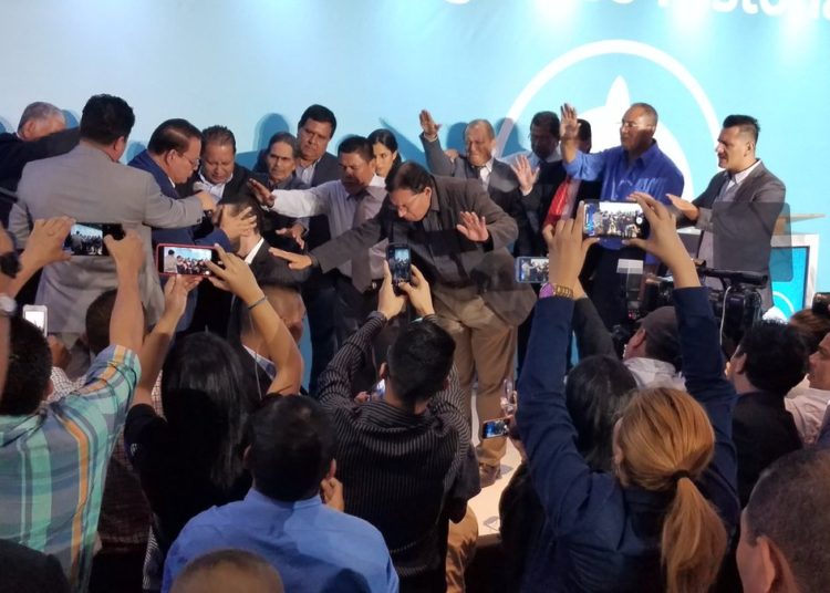 Pastores oran para que Nayib Bukele pueda gobernar con la sabiduría del Rey Salomón