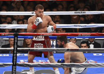 Canelo Álvarez se corona campeón supermediano de la AMB tras derrotar a Rocky Fielding en tres rounds