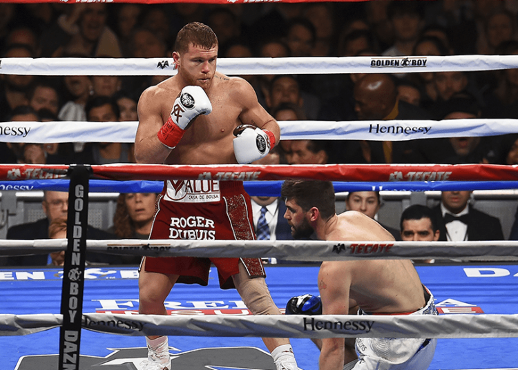 Canelo Álvarez se corona campeón supermediano de la AMB tras derrotar a Rocky Fielding en tres rounds