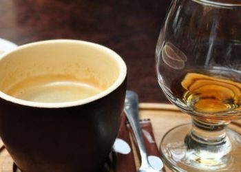 ¡Sorprendente! Entérese de los beneficios de beber café y alcohol, según un nuevo estudio