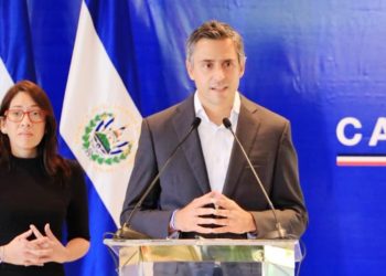 Fórmula presidencial de ARENA asegura que eliminará impuesto del 5% de telefonía