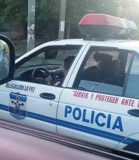 Policía maneja patrulla y a la vez revisa su celular