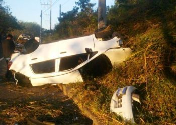 Carro vinculado a CSJ vuelca en carretera a Santa Ana y es abandonado por sus ocupantes