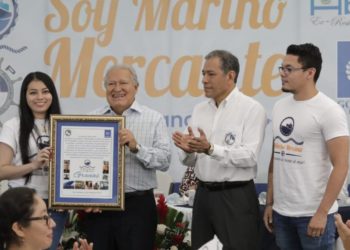 Sánchez Cerén destaca que empleos de marinos mercantes son dignos, seguros y bien remunerados