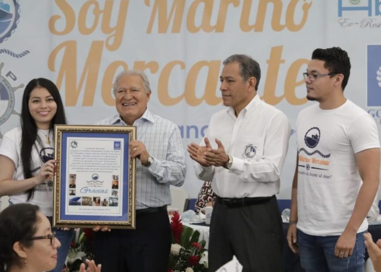 Sánchez Cerén destaca que empleos de marinos mercantes son dignos, seguros y bien remunerados