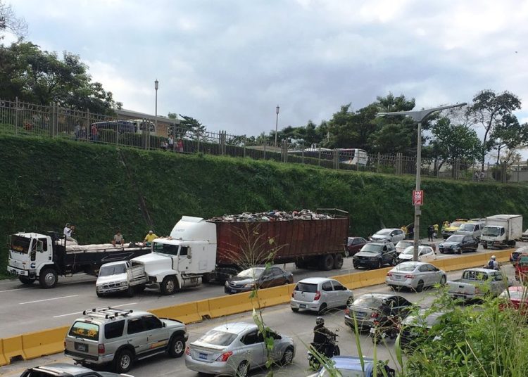 Tráiler provoca múltiple accidente de tránsito en bulevar Monseñor Romero