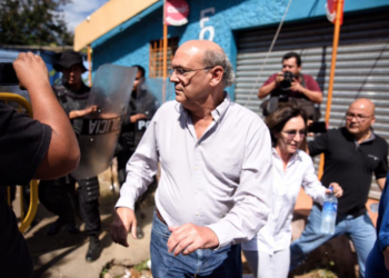 Policía de Nicaragua golpea a periodistas que protestaban por los allanamientos a un medio crítico con Ortega