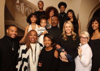 Eddie Murphy posa por primera vez con sus diez hijos
