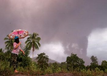 Entra en erupción volcán de Indonesia